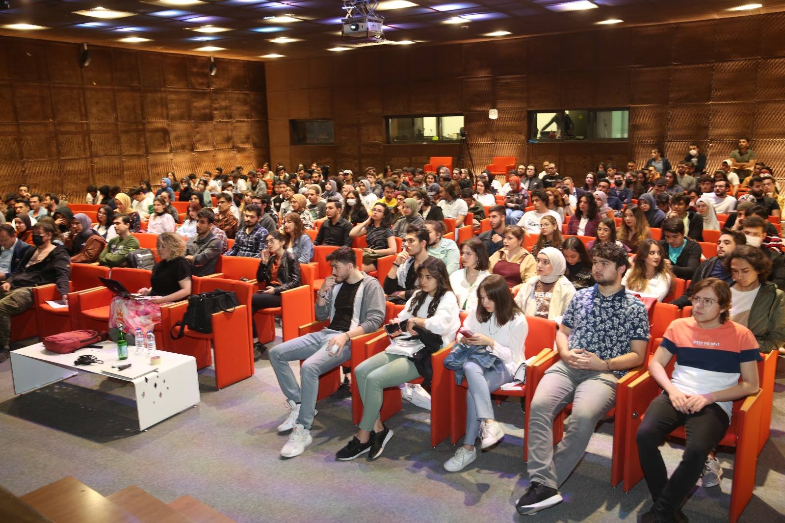 ACT Consultancy semineri, katılımcılarla dolu salon